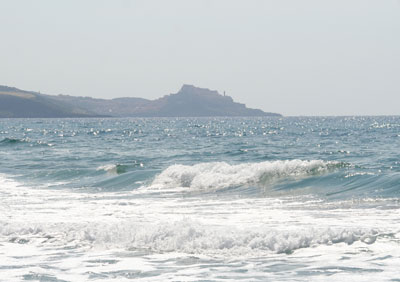 Castelsardo z pláže ve Valledorii